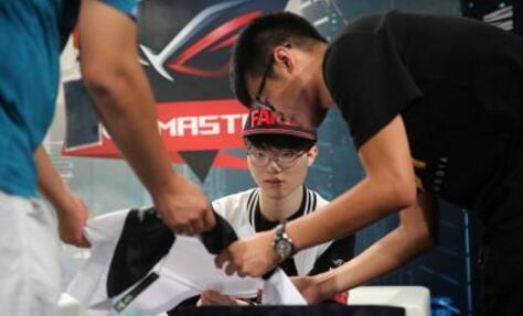 Faker来中国网吧遭网管查身份证