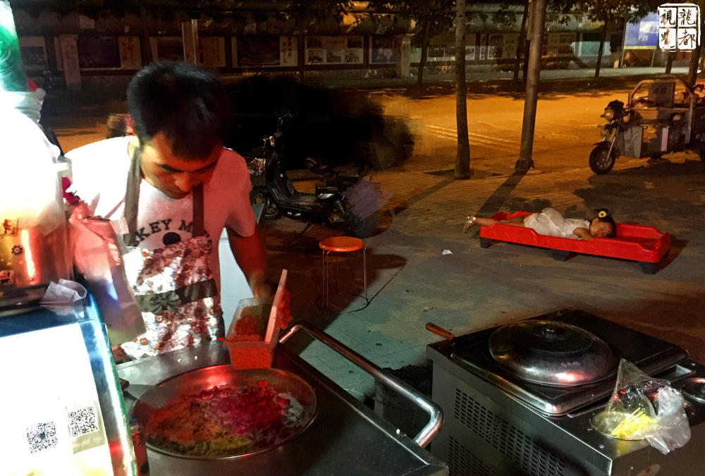 夫妇摆摊谋生 日赚千元 孩子睡路边陪伴（组图） - 3