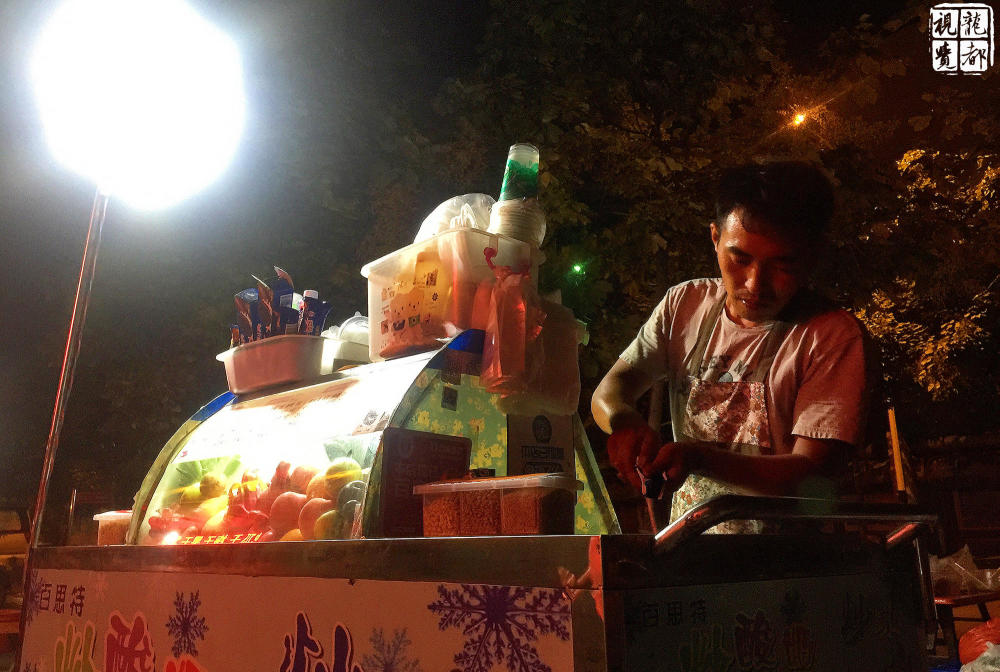 夫妇摆摊谋生 日赚千元 孩子睡路边陪伴（组图） - 2