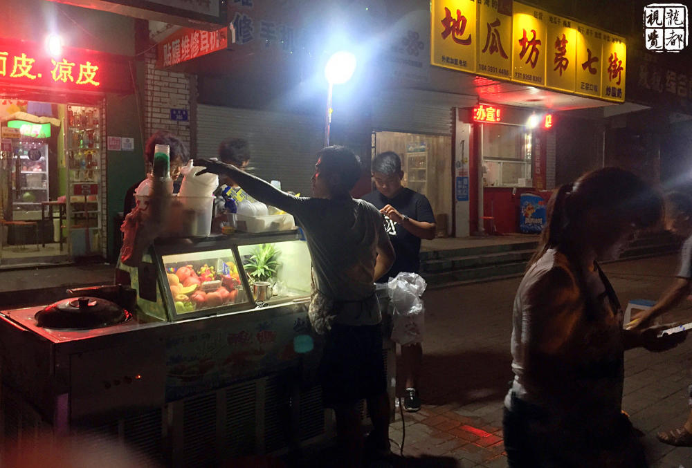 夫妇摆摊谋生 日赚千元 孩子睡路边陪伴（组图） - 4