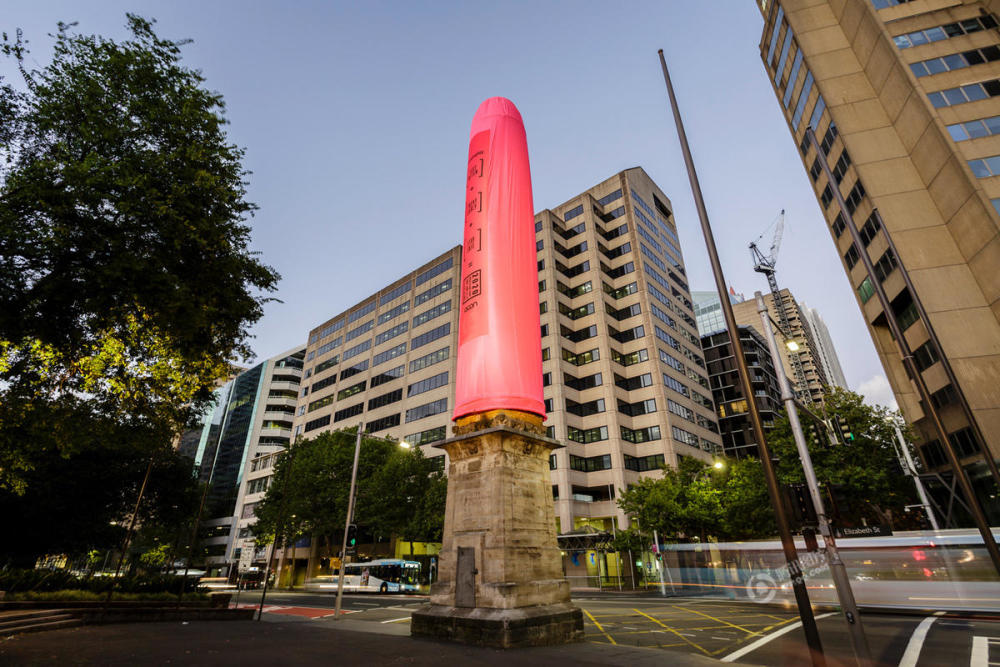 悉尼方尖碑戴18米高粉色避孕套