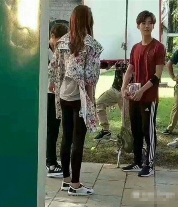 关晓彤的腿比鹿晗高出一个屁股，究竟是谁在虚报身高？