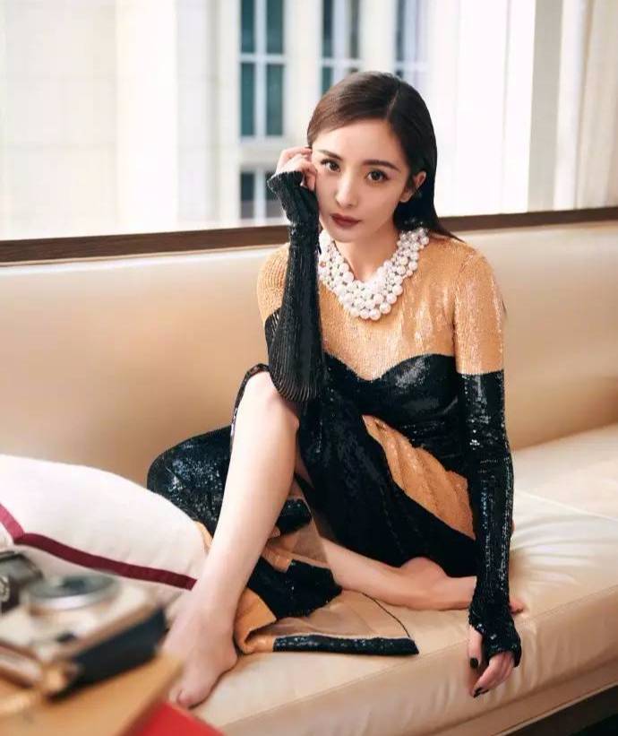 巴掌脸、36D胸、A4腰、2米大长腿,杨幂为什么