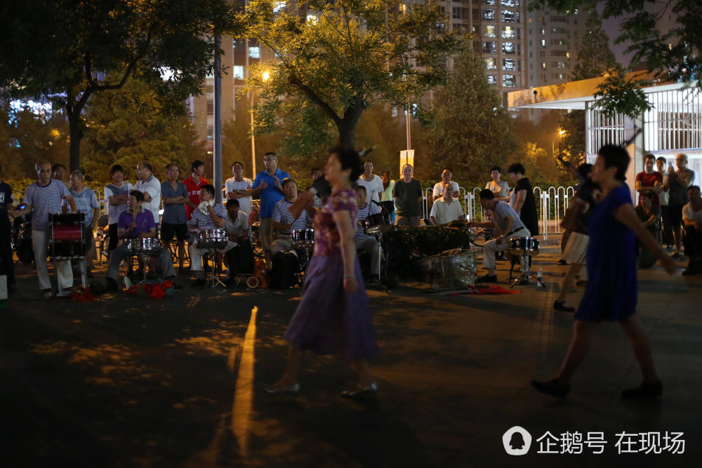 北京大妈集体“持枪”上演“杀鬼子”广场舞（组图） - 2