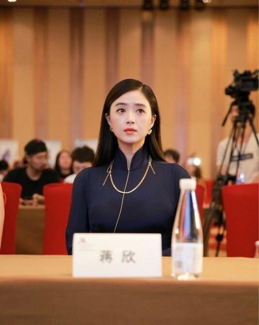 沈梦辰这样穿旗袍太心机,结果站蒋欣身旁,瞬间