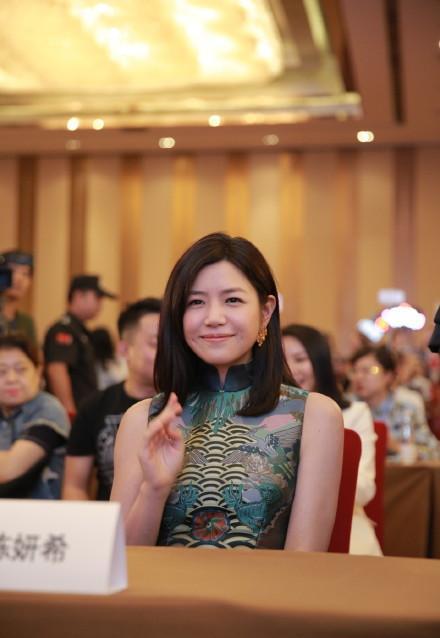 沈梦辰这样穿旗袍太心机,结果站蒋欣身旁,瞬间