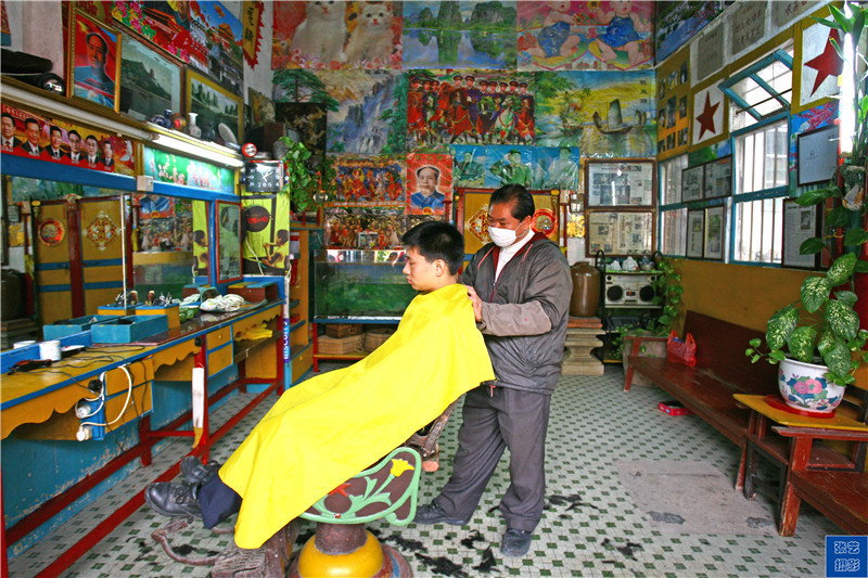 百年理发店陈师傅：只为男士服务 79年剪发只收3角钱