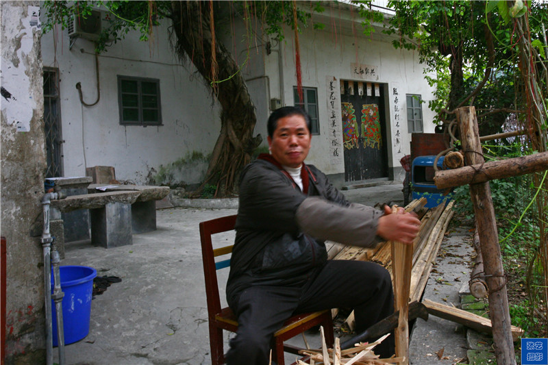 百年理发店陈师傅：只为男士服务 79年剪发只收3角钱