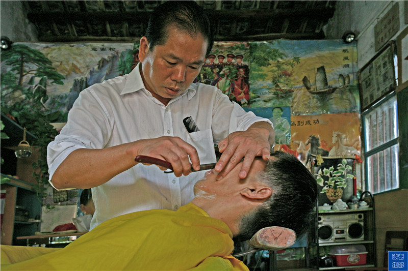 百年理发店陈师傅：只为男士服务 79年剪发只收3角钱