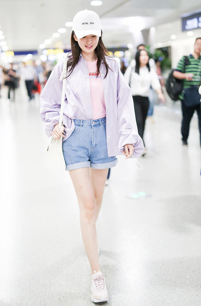 氧气美少女!乔欣衬衫配牛仔短裤机场秀白皙长