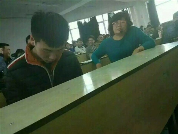 搞笑图片,上课玩手机,机智的学生,老师的死亡凝视