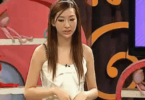 自己不要脸还讽刺别人!揭嘉宾伤疤上位,当众掀裙子,故意暴露抢镜