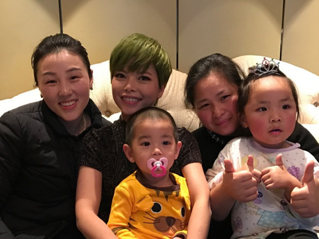 慕容晓晓全家近照,素颜白皙气质温婉,老公帅气,可爱儿子更像爸