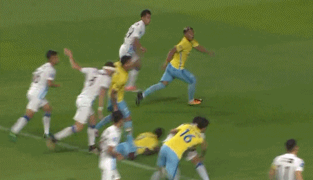 gif-苏宁铁卫铲翻边裁 扎哈维示好卡佩罗遭拒