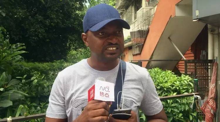 你怎么看非洲小孩举牌广告?记者街访了9位非