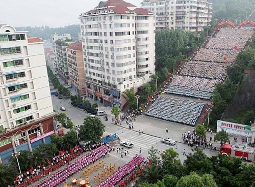 中国最长人字梯：1500米长花1亿10年修成，全程爬高两百米