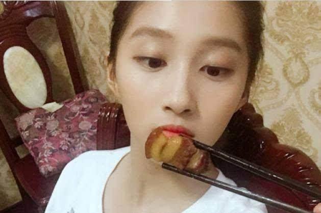 真正的吃货看到美食,可是会按捺不住激动大口吃肉噢.