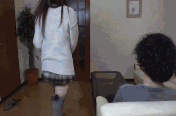 妹子,衣服穿成了这个样子,太招人眼了吧