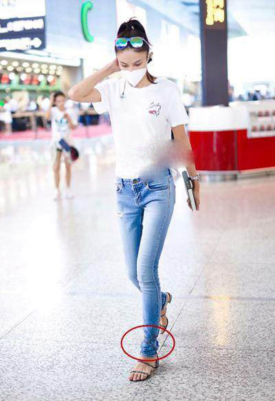 张蓝心现身机场脚比鞋大,很是尴尬!网友:分给颖