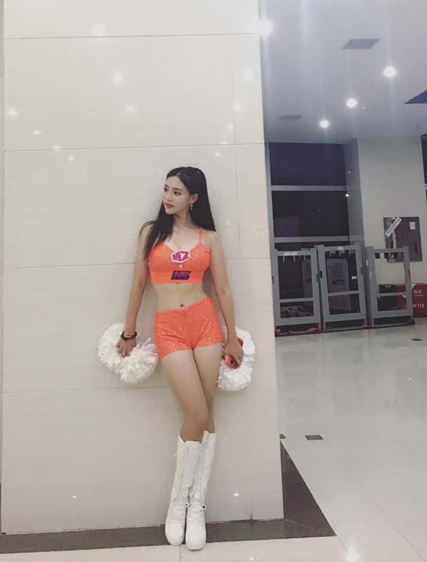 美女老总崴脚_美女崴脚图片(2)