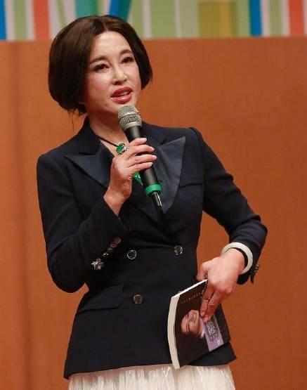 开整容医院、年龄造假,刘晓庆一个蜡像般的存