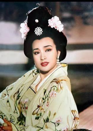 开整容医院、年龄造假,刘晓庆一个蜡像般的存