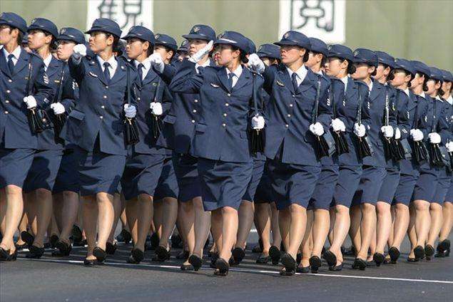 日本自卫队为招女兵,不仅改善洗浴设施,还"贴心"发放孕妇军装