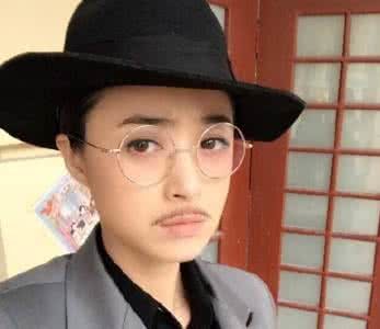 太会撩了！蒋欣男友力max！我真的要被洗脑她是男人了（组图） - 1