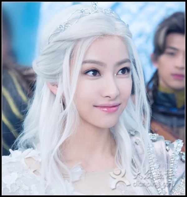 新白发魔女传》马苏一头白发,一袭红色飘逸长裙,冷艳霸气.
