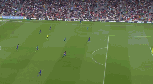 将球捅入自家球门,皇马1-0,劳尔在看台上振臂欢呼,皇马已跨赛季连续67