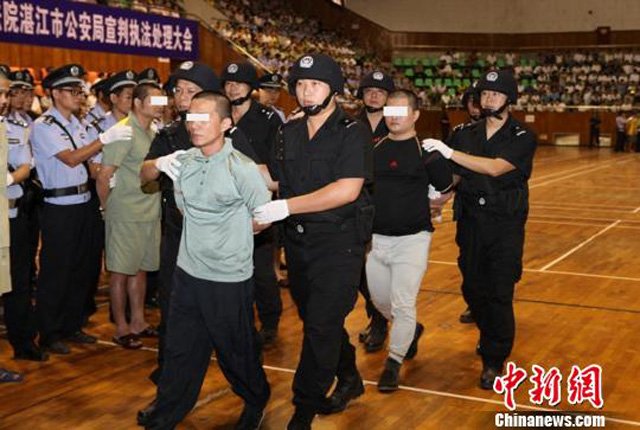 广东湛江宣判执法大会两罪犯被立即执行枪决(图)