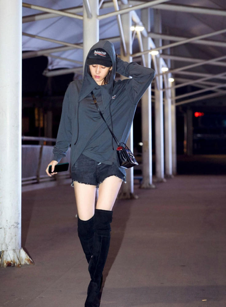 王子文一袭连帽卫衣配超短裤现身 踩过膝长靴