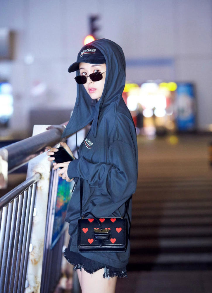 王子文一袭连帽卫衣配超短裤现身 踩过膝长靴