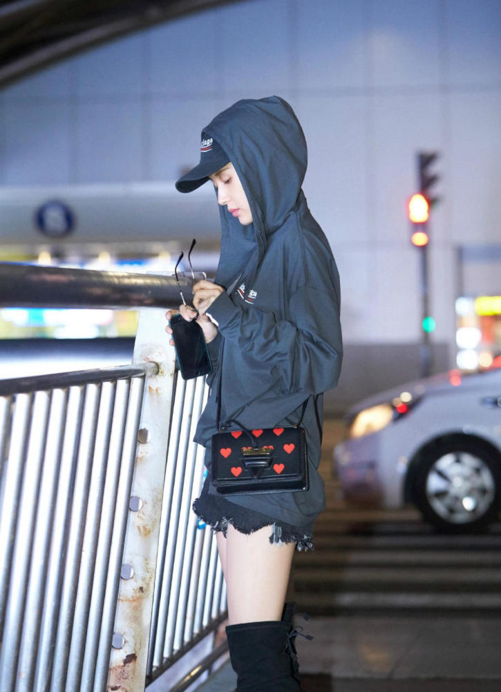 王子文一袭连帽卫衣配超短裤现身 踩过膝长靴