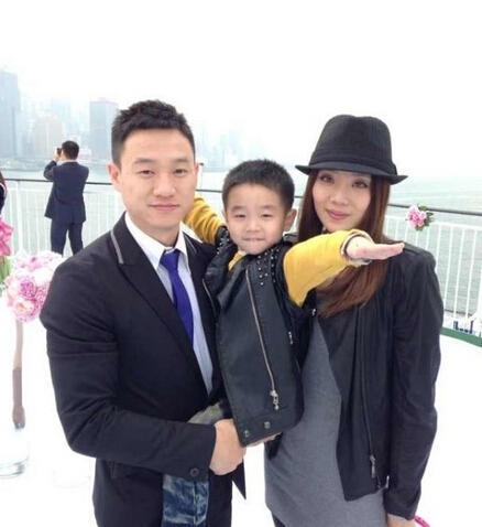 杨威妻子这次能炫的都炫了 恩爱+豪宅