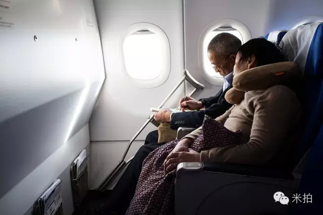 患癌父亲瘸腿母亲被儿子骗到国外