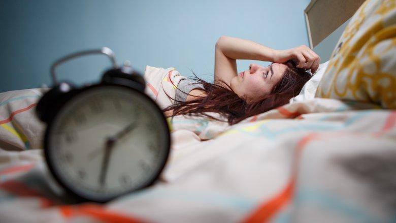 如果是刻意熬夜追剧当然排除在外,这里指经常性失眠也是精神焦虑的一