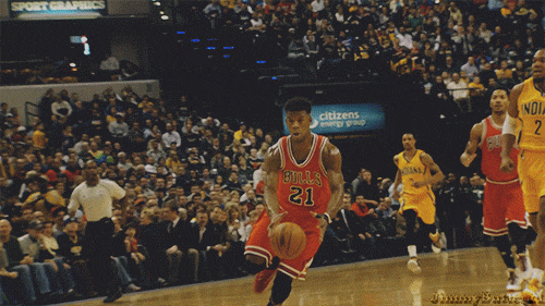 他曾因长得丑被母亲赶出家门,如今成了联盟各队眼里的