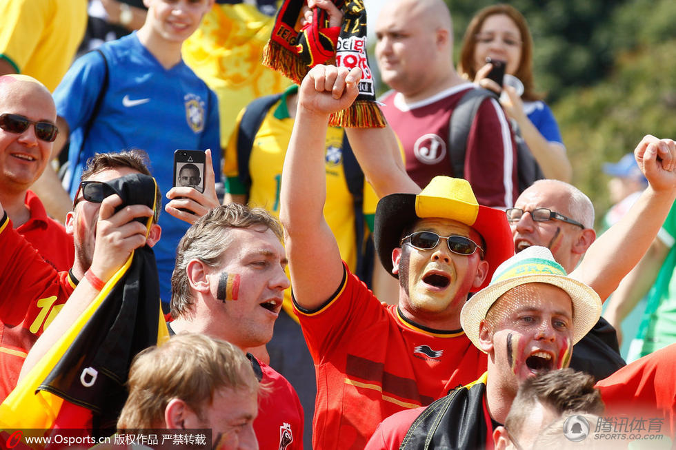 欧洲红魔来了!比利时球迷场外助威
