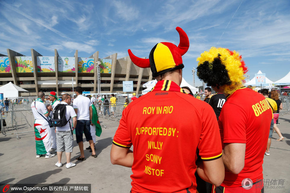 欧洲红魔来了!比利时球迷场外助威