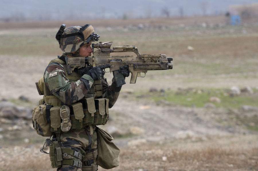 图为:在阿富汗使用g36突击步枪的法国士兵