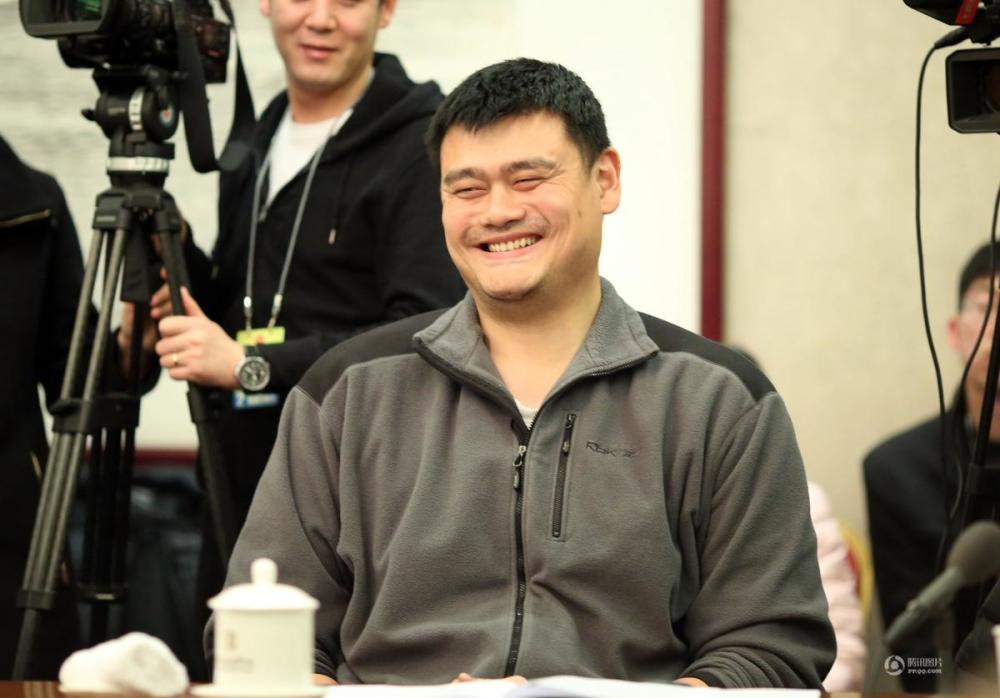 姚明上两会三年不换衣服