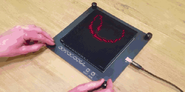 一块小小电路板 就能四个人玩弹珠像素游戏