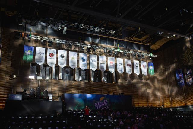 uzi夏季赛KDA突破天际,网友:竟然敢超过厂长,