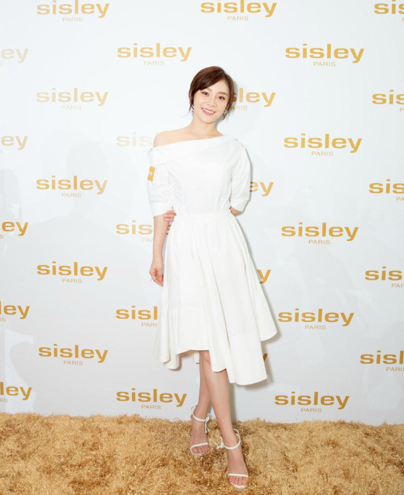 袁姗姗一袭白色露肩连衣裙亮相 踩恨天高秀美