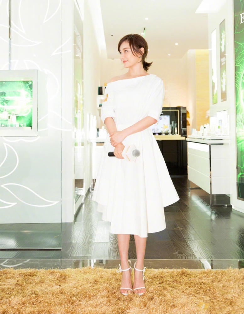 袁姗姗一袭白色露肩连衣裙亮相 踩恨天高秀美