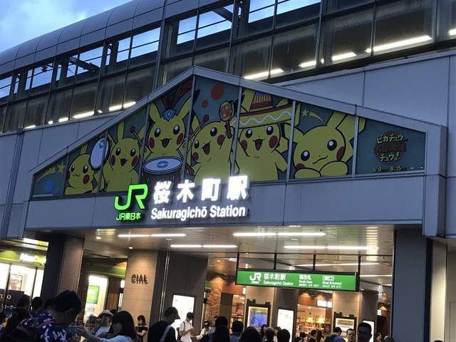 皮卡丘也撒狗粮？日本车站惊现皮卡丘求爱全过程