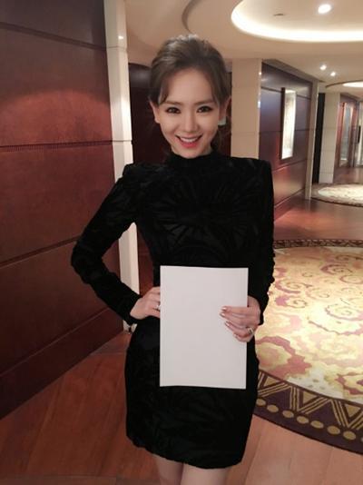 戚薇带着大长腿为新剧站台,一个大笑竟把自己