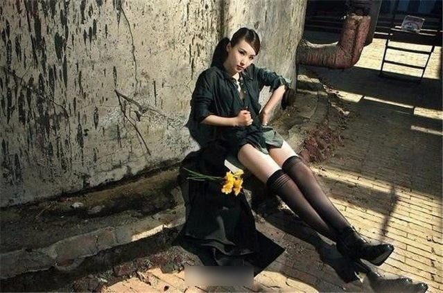 吴京妻子谢楠早年性感写真曝光 战狼硬汉艳福