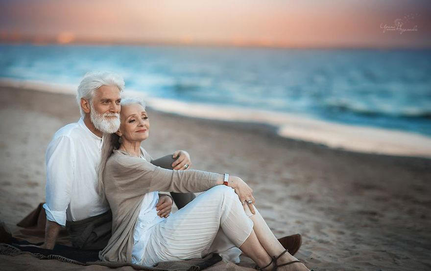 故事里的老年夫妇相伴相依,不离不弃,但总透着一股凄凉之美.
